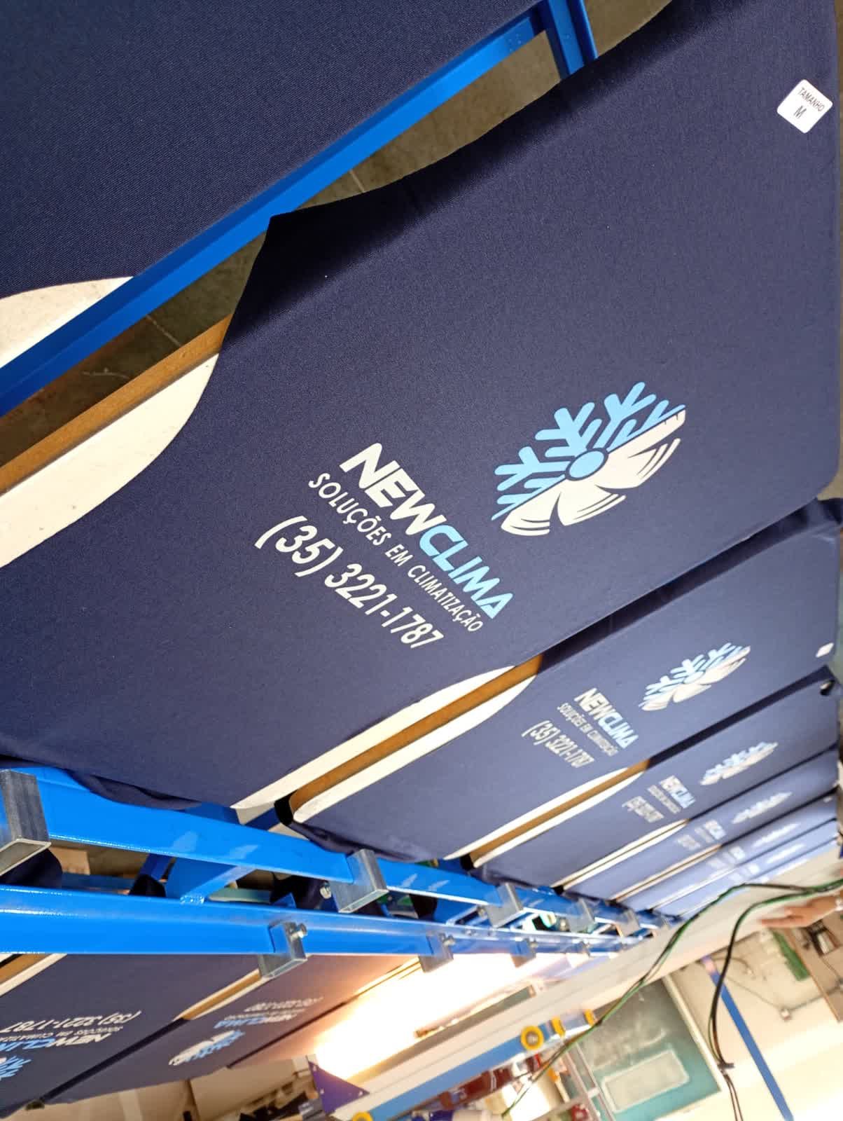 Camiseta azul marinho com a estampa da NewClima